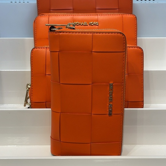 MICHAEL KORS LARGE FLAT MULTIFUNCTION PHONE CASE WALLET WRISTLET
POPPY
NWT - Picture 13 of 16